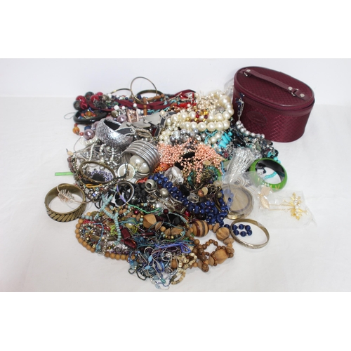 344 - QUANTITY OF COSTUME JEWELLERY