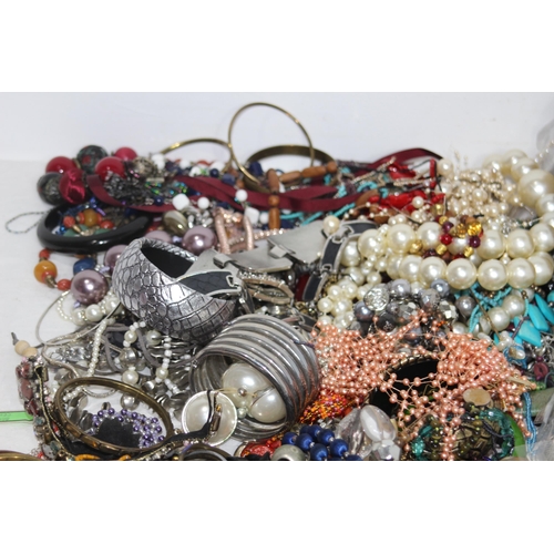 344 - QUANTITY OF COSTUME JEWELLERY