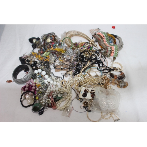 348 - QUANTITY OF COSTUME JEWELLERY