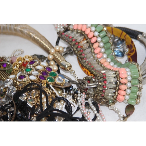 348 - QUANTITY OF COSTUME JEWELLERY