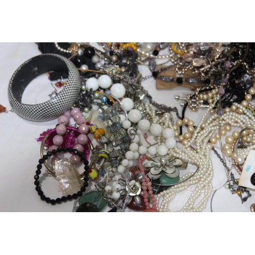 348 - QUANTITY OF COSTUME JEWELLERY