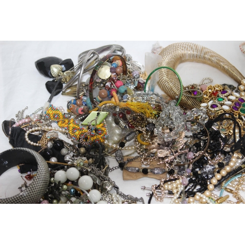 348 - QUANTITY OF COSTUME JEWELLERY