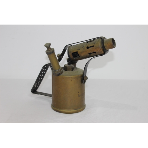 357 - VINTAGE BRITISH MONITOR MADE BLOW TORCH,STOVE and OIL CAN
21 X 25CM