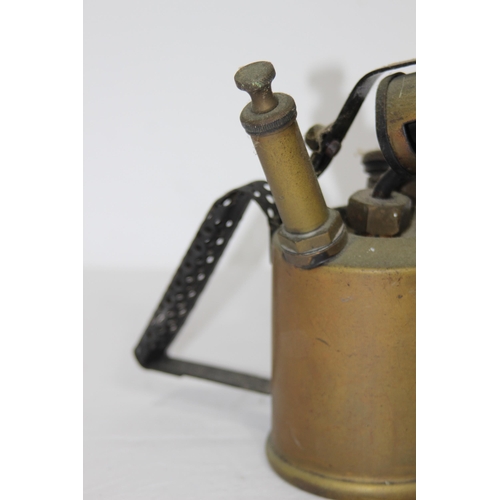 357 - VINTAGE BRITISH MONITOR MADE BLOW TORCH,STOVE and OIL CAN
21 X 25CM