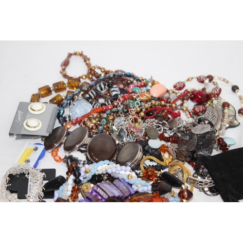 360 - QUANTITY OF COSTUME JEWELLERY