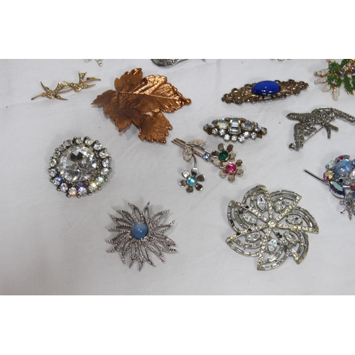 366 - QUANTITY OF VINTAGE BROOCHES