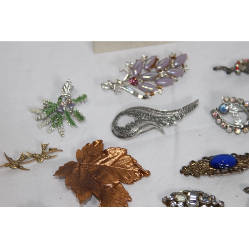 366 - QUANTITY OF VINTAGE BROOCHES