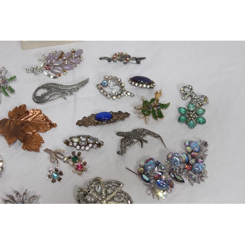 366 - QUANTITY OF VINTAGE BROOCHES