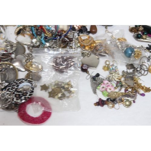 370 - QUANTITY OF COSTUME JEWELLERY