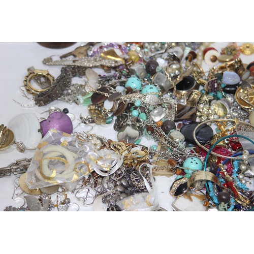 370 - QUANTITY OF COSTUME JEWELLERY