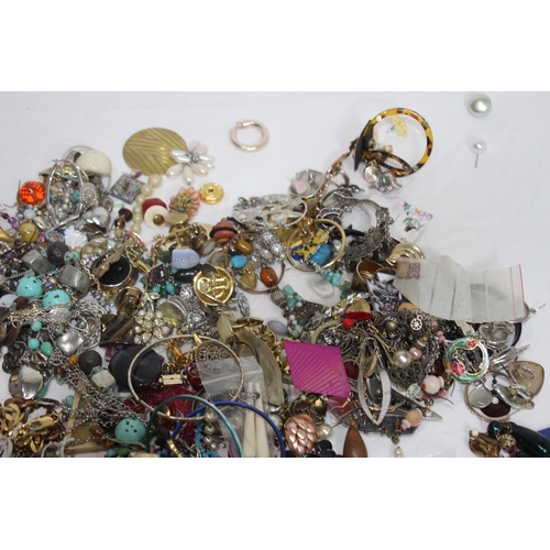 370 - QUANTITY OF COSTUME JEWELLERY