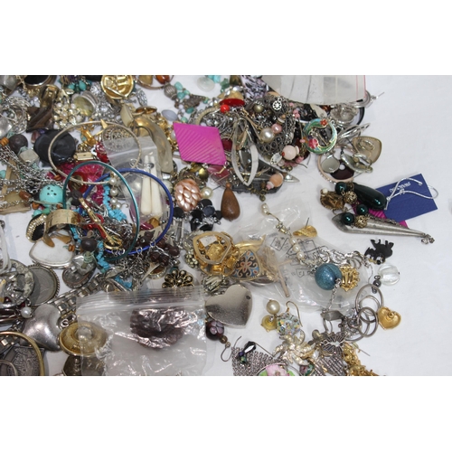 370 - QUANTITY OF COSTUME JEWELLERY