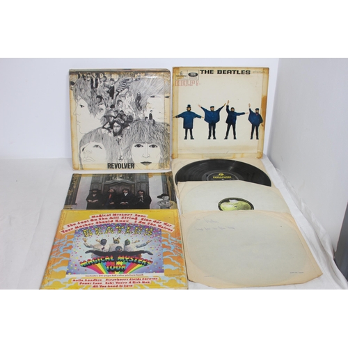 381 - QUANTITY OF BEATLES RECORDS