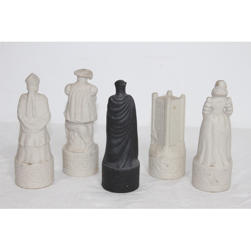 390 - QUANTITY OF BEN EAGLES DECANTER FIGURES AS CHESS PIECES 
14CM