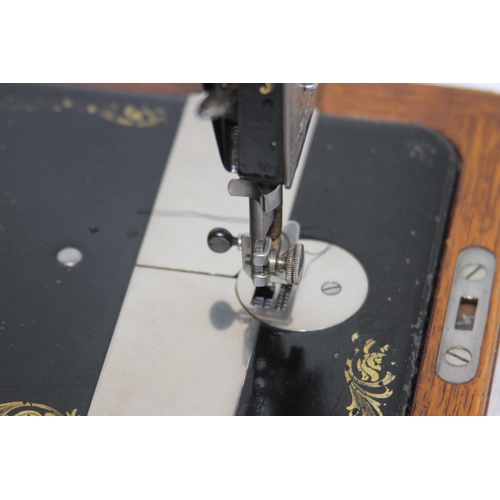 395 - SINGER SEWING MACHINE