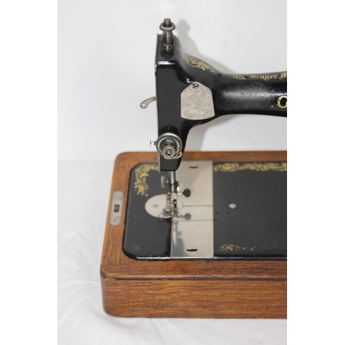 395 - SINGER SEWING MACHINE