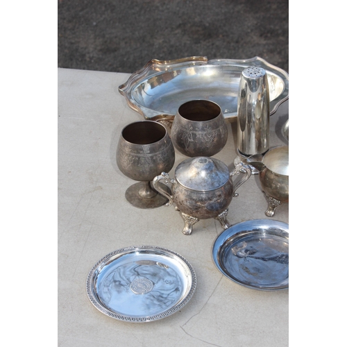 421 - QUANTITY OF METALWARE AND BRASS TRAY