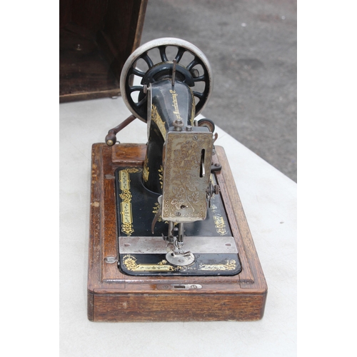 289 - VINTAGE SINGER SEWING MACHINE