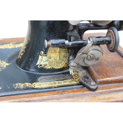 289 - VINTAGE SINGER SEWING MACHINE