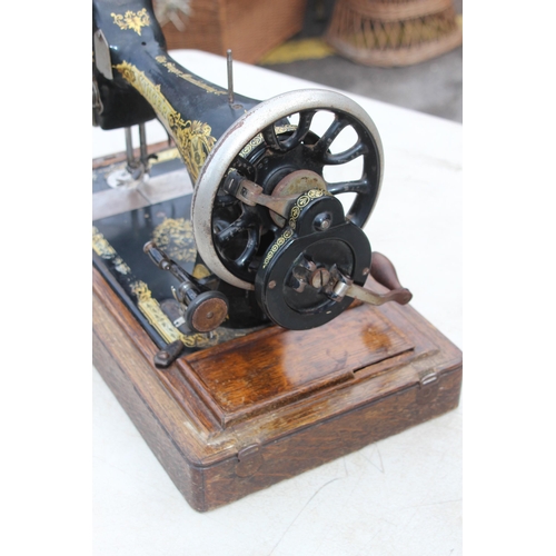 289 - VINTAGE SINGER SEWING MACHINE