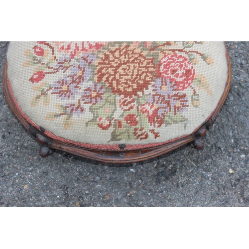 60 - VINTAGE FOOTSTOOL
35 X 30 X 15CM