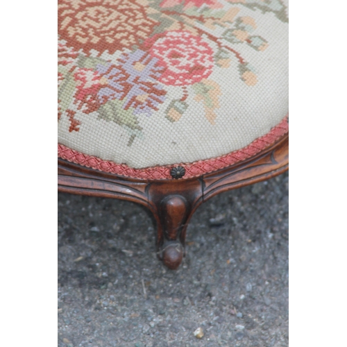 60 - VINTAGE FOOTSTOOL
35 X 30 X 15CM