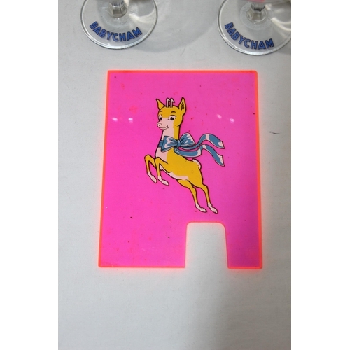 238 - 8 X VINTAGE BABYCHAM GLASSES AND ADVERTISING PUB SIGN