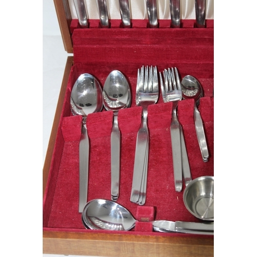 275 - VINTAGE CUTLERY CANTEEN