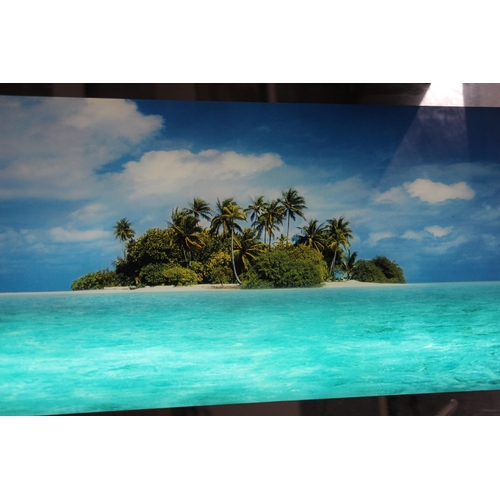 192 - ISLAND BEACH LIGHT UP BOX WITH SOUND 
96 X 50CM