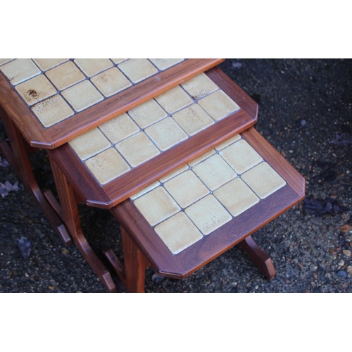 70 - VINTAGE RETRO TILED TOPPED TABLE AND GPLAN TILED NEST OF TABLES 
95 X 48 X 40CM