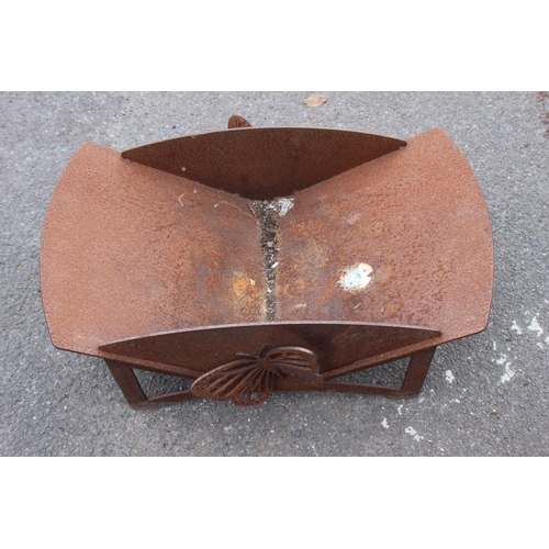 100 - LARGE BLACKSMITH MADE RUST STEEL METAL LOG STORE TROUGH PLANTER WITH BUTTERFLY DETAIL
68 X 53 X 34CM