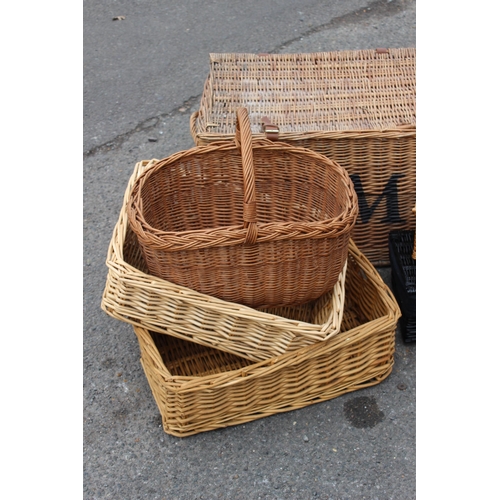 129 - QUANTITY OF WICKER HAMPERS ETC
56 X 35CM