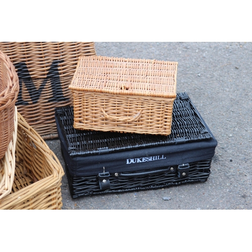 129 - QUANTITY OF WICKER HAMPERS ETC
56 X 35CM