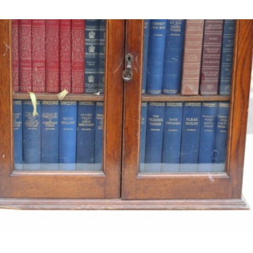 31 - VINTAGE BOOKCASE AND BOOKS INCLUDING CHARLES DICKENS COLLECTION
20 X 55 X 19CM