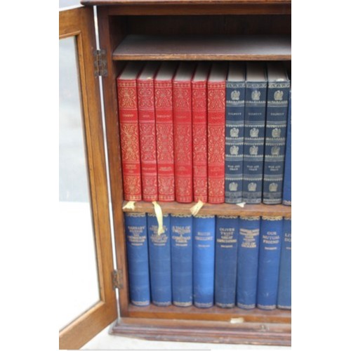 31 - VINTAGE BOOKCASE AND BOOKS INCLUDING CHARLES DICKENS COLLECTION
20 X 55 X 19CM