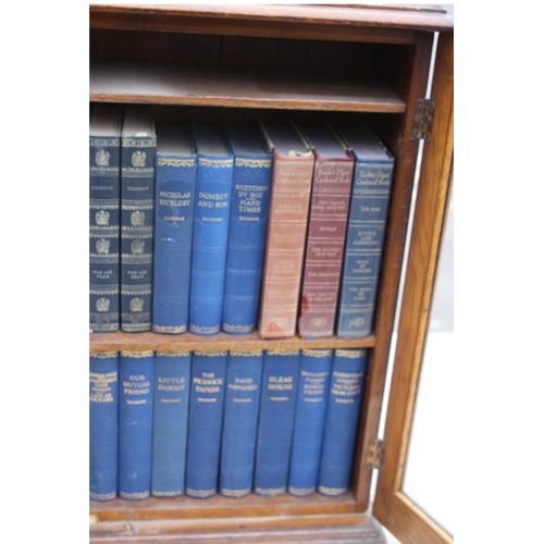 31 - VINTAGE BOOKCASE AND BOOKS INCLUDING CHARLES DICKENS COLLECTION
20 X 55 X 19CM