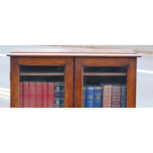 31 - VINTAGE BOOKCASE AND BOOKS INCLUDING CHARLES DICKENS COLLECTION
20 X 55 X 19CM