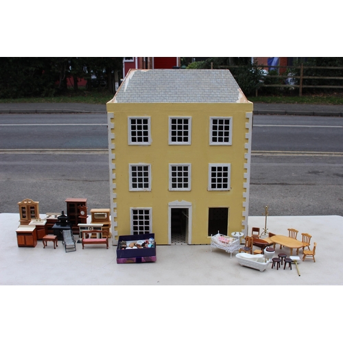 460 - VINTAGE DOLLS HOUSE AND CONTENTS 
75 X 58CM