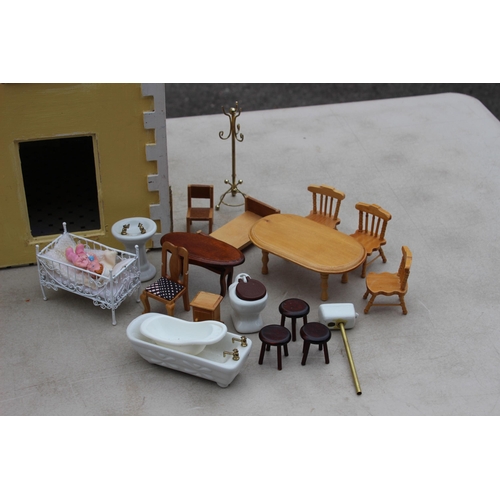 460 - VINTAGE DOLLS HOUSE AND CONTENTS 
75 X 58CM