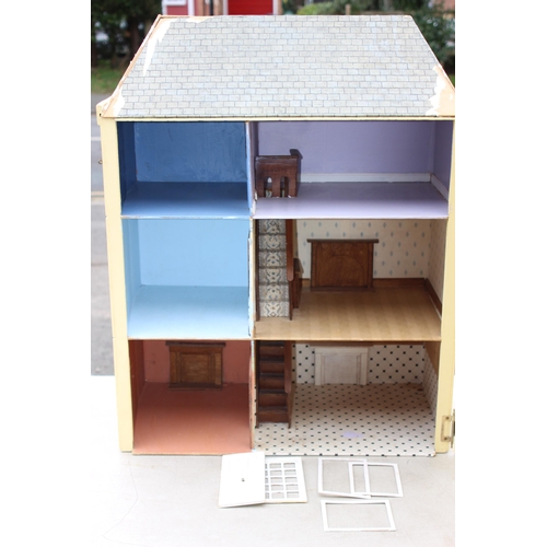 460 - VINTAGE DOLLS HOUSE AND CONTENTS 
75 X 58CM