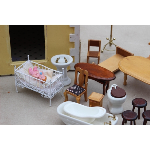 460 - VINTAGE DOLLS HOUSE AND CONTENTS 
75 X 58CM