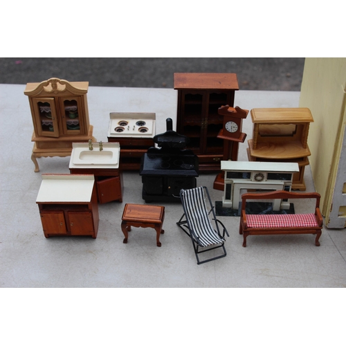 460 - VINTAGE DOLLS HOUSE AND CONTENTS 
75 X 58CM