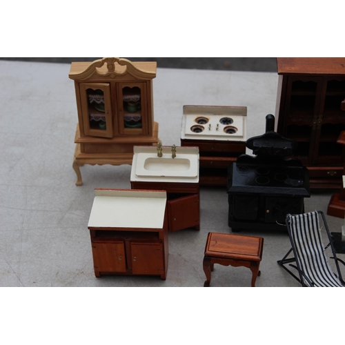 460 - VINTAGE DOLLS HOUSE AND CONTENTS 
75 X 58CM