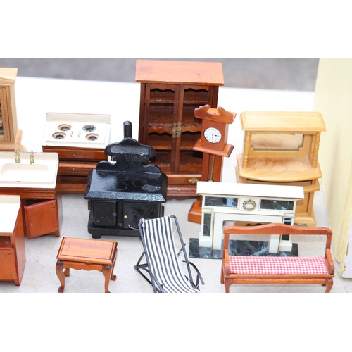 460 - VINTAGE DOLLS HOUSE AND CONTENTS 
75 X 58CM