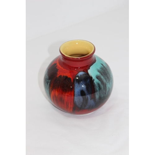 562 - POOLE POTTERY VOLCANO BULB VASE
10CM