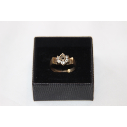 794 - 9CT GOLD RING 2.7G IN FLORAL DESIGN