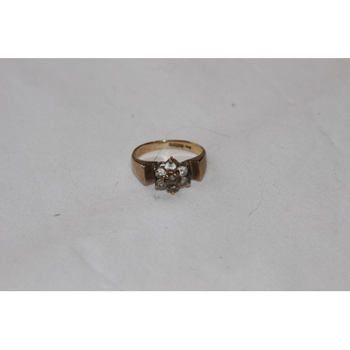 794 - 9CT GOLD RING 2.7G IN FLORAL DESIGN