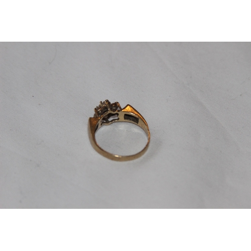 794 - 9CT GOLD RING 2.7G IN FLORAL DESIGN