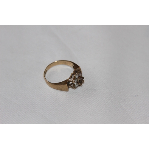 794 - 9CT GOLD RING 2.7G IN FLORAL DESIGN