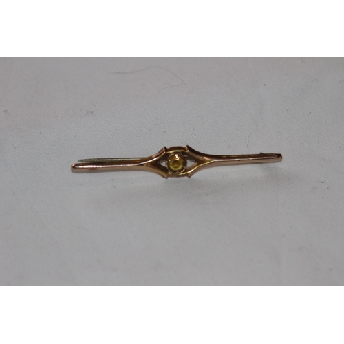 798 - 9CT GOLD CITRINE SET BROOCH WITH METAL PIN - GROSS WEIGHT 1.73G